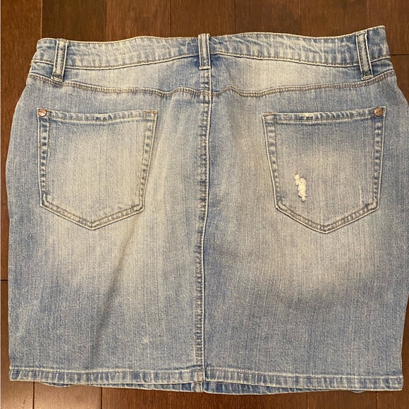 GENTLY WORN SIZE 12 VENUS DENIM MINI SKIRT WITH ACID WASH AND IS DISTRESSED - Picture 9 of 10
